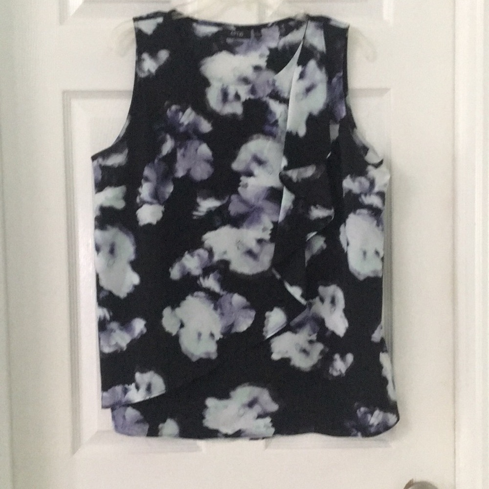 🦩#13 Ruffle front flowered sleeveless blouse.